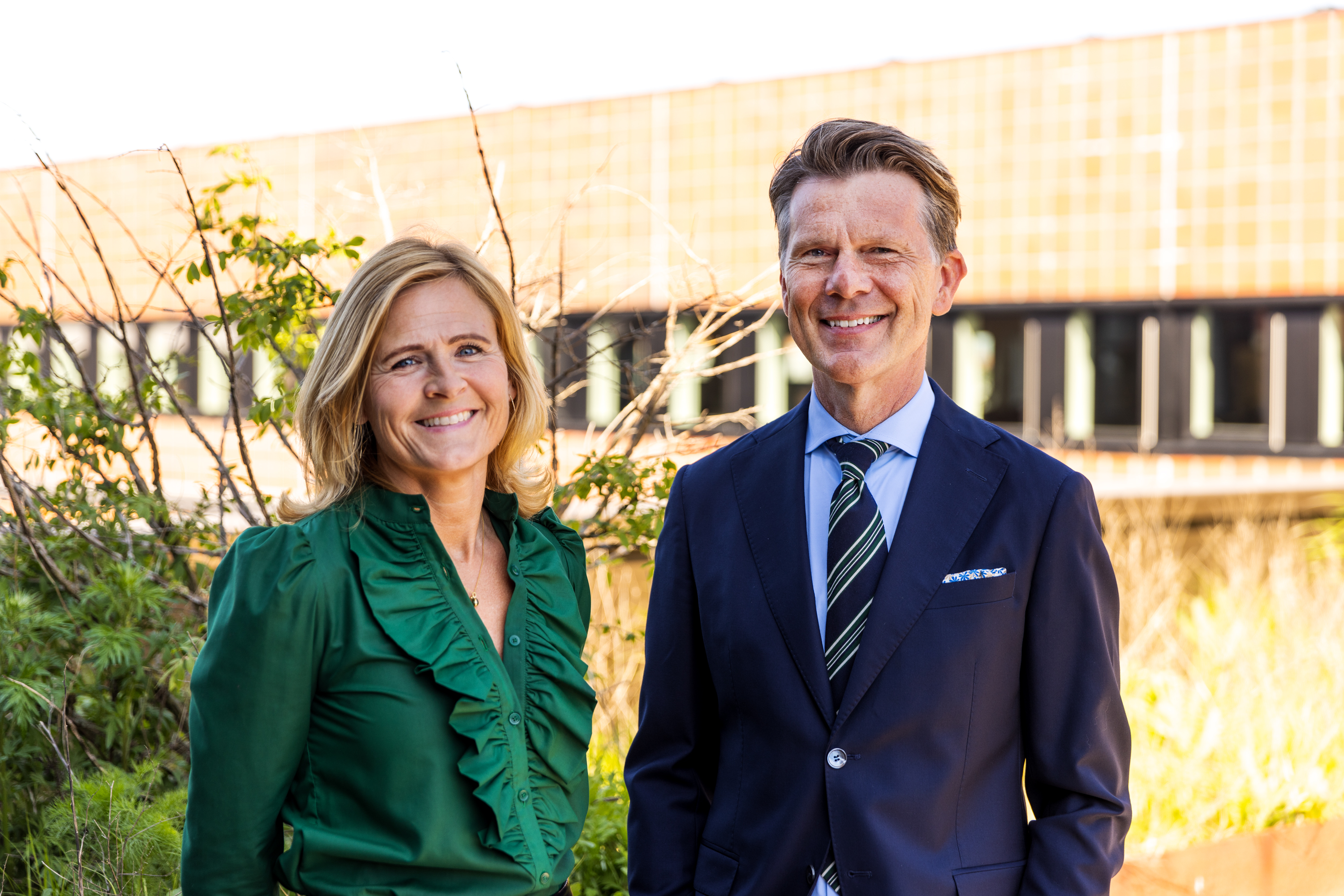 PFA's koncerndirektør, Camilla Holm, sammen med Anders Hestbech, adm. direktør i Købstædernes Forsikring.