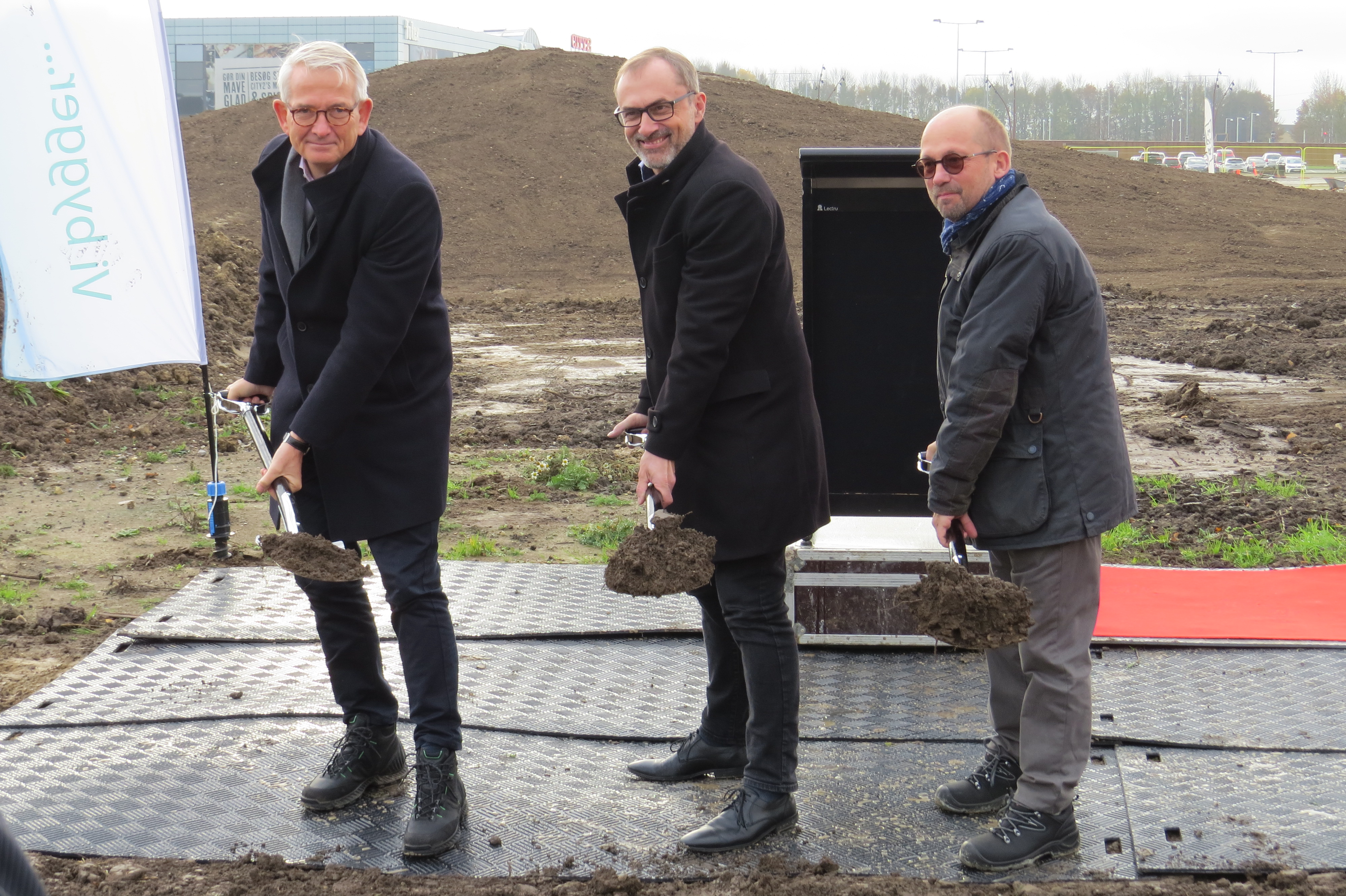 Michael Bruhn, ejendomsdirektør i PFA, Michael Ziegler, borgmester i Høje-Taastrup Kommune, og Lars Bloch, direktør i arealudviklingsselskabet Høje Taastrup C.